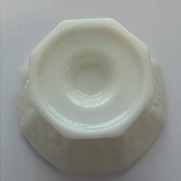 Vintage Anchor Hocking Harvest Grape Milk Glass Pedestal Fruit Bowl - Picture 7 of 9